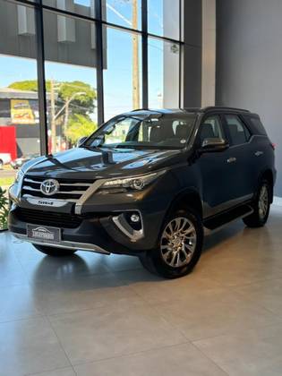 TOYOTA HILUX SW4 2.8 SRX 4X4 7 LUGARES 16V TURBO INTERCOOLER DIESEL 4P AUTOMÁTICO